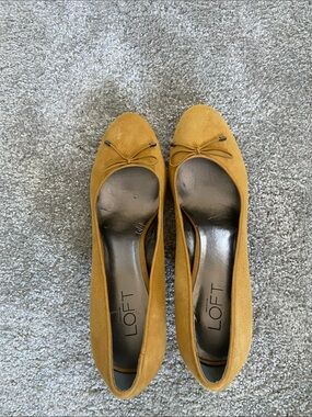 Ann Taylor LOFT Mustard Yellow Suede Bow 3” heels